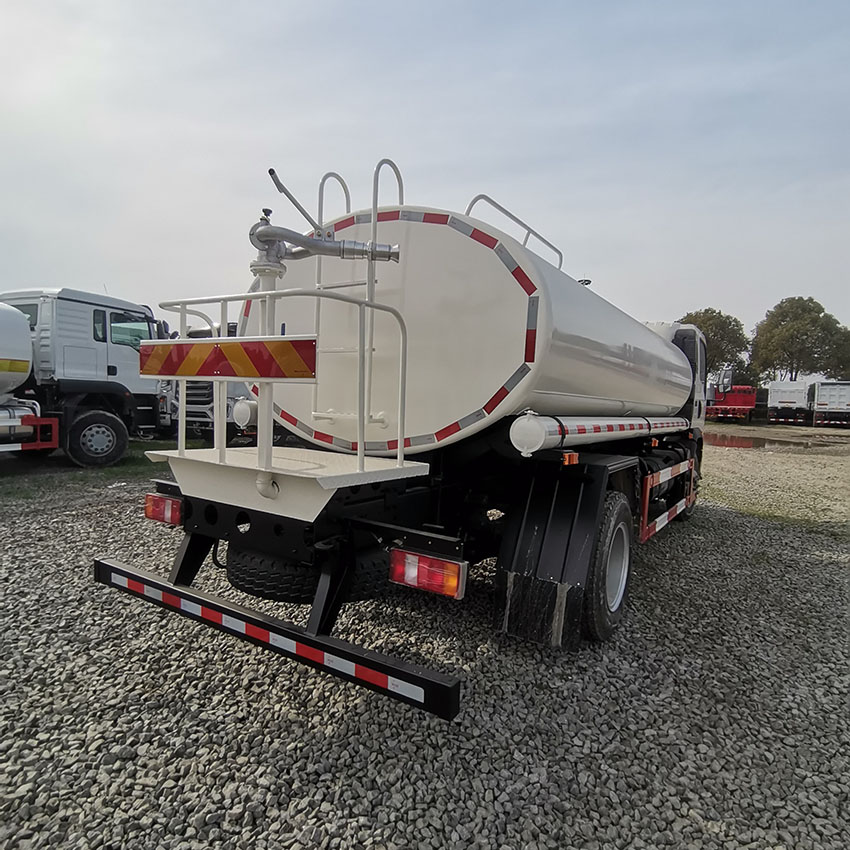 SINOTRUK HOWO 4X2 5000 Liters Water Tank Truck