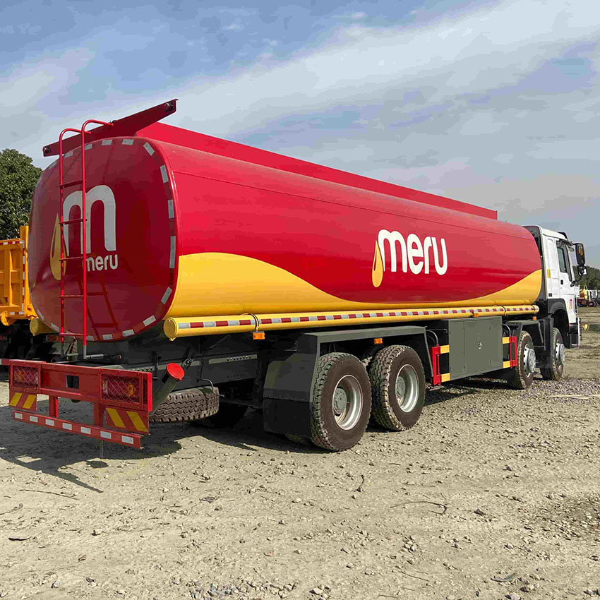 SINOTRUK HOWO 6X4 20000 Liters Fuel Tanker Truck 3