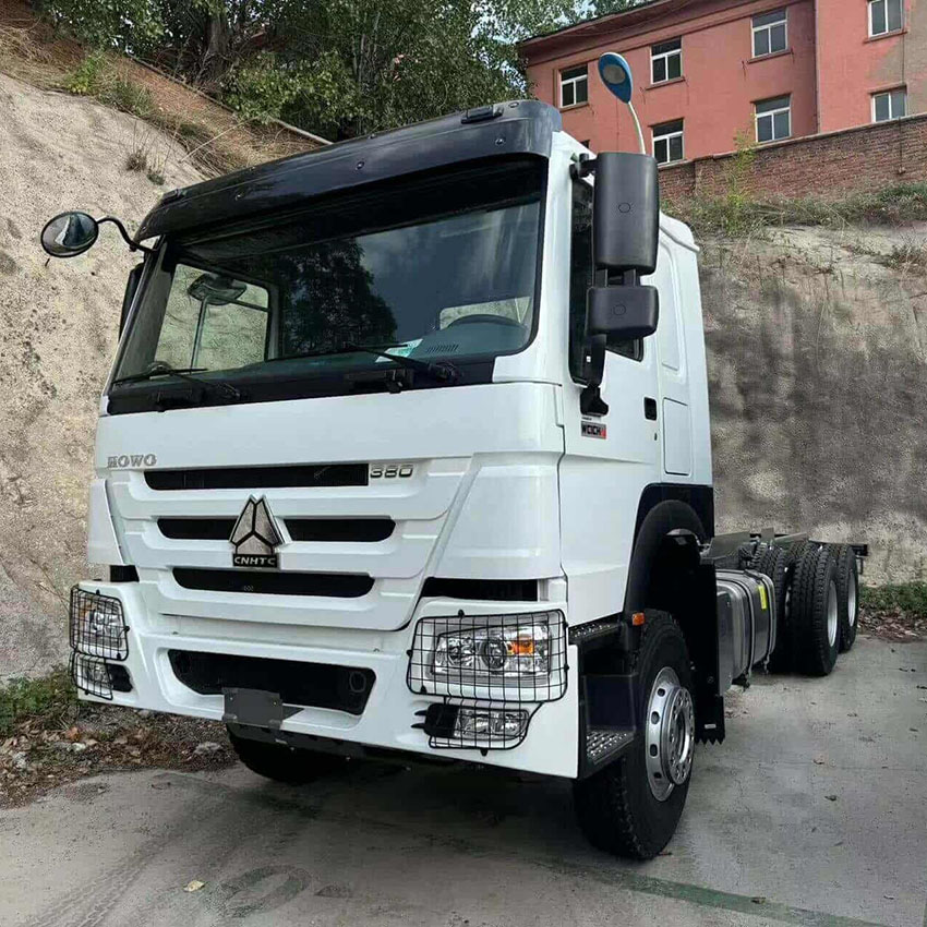 SINOTRUK HOWO 6X4 Tractor Truck Right Hand Drive In Stock