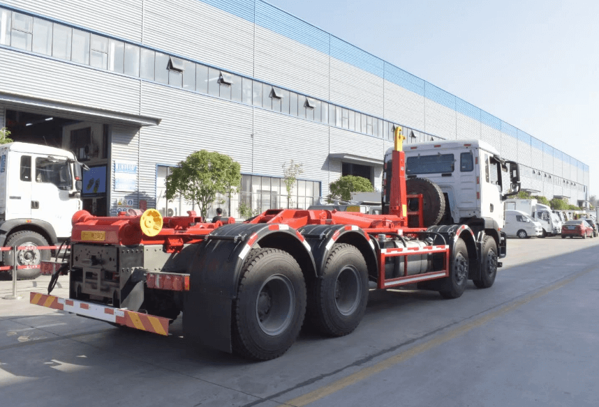 SINOTRUK HOWO 6X4 Hook Lift Garbage Truck 3