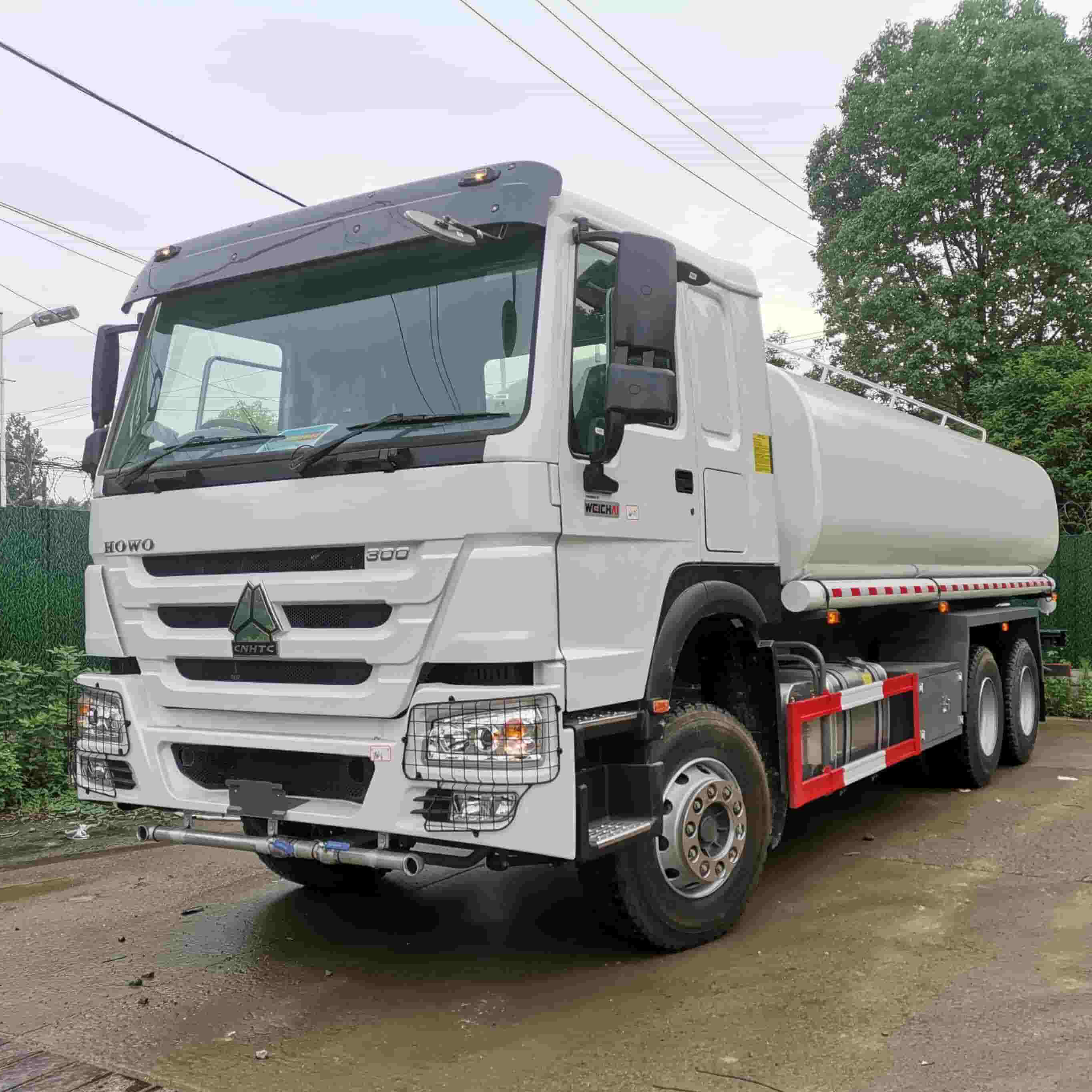 SINOTRUK HOWO 6X4 20000 liter Water Spraying Tanker Truck