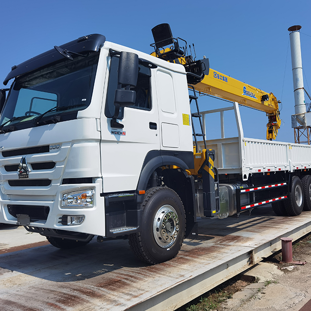 SINOTRUK HOWO 10T 6X4 Telescopic Crane Truck