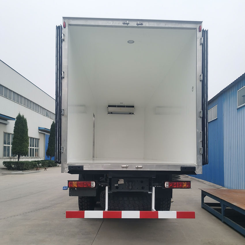 SINOTRUK HOWO 6X4 25T Refrigerator Truck