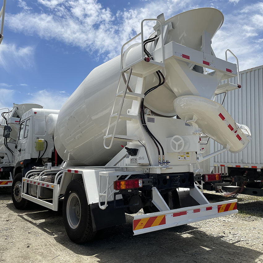 SINOTRUK HOWO 4X2 5CBM Concrete Mixer Truck