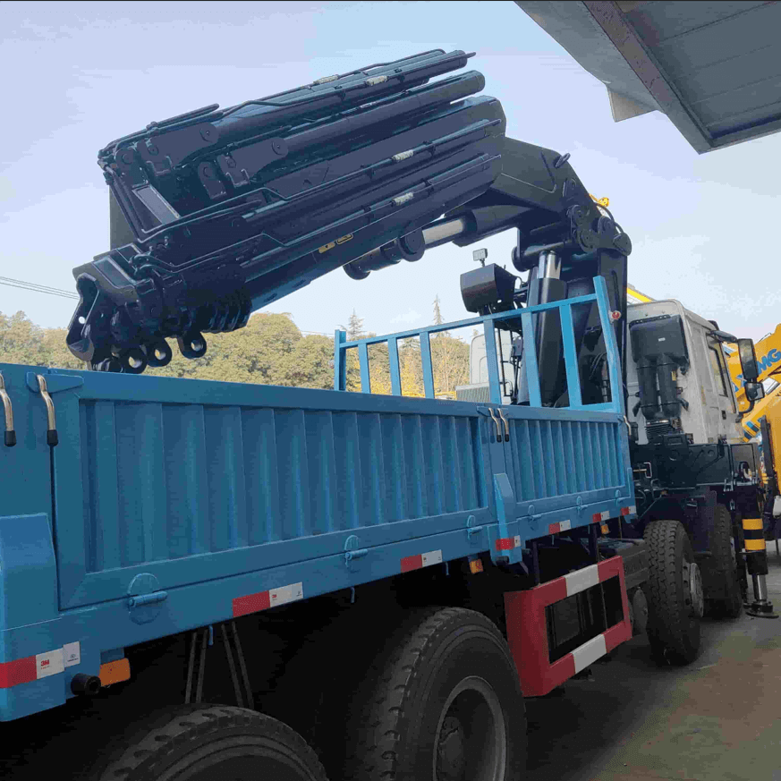 SINOTRUK HOWO 8X4 43T Folded Crane Truck 