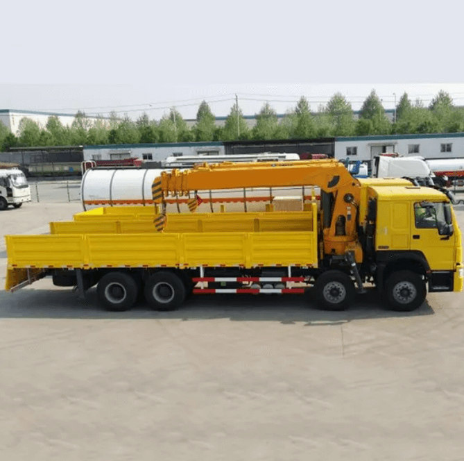 SINOTRUK HOWO 8X4 20T XCMG Telescopic Crane Truck 2