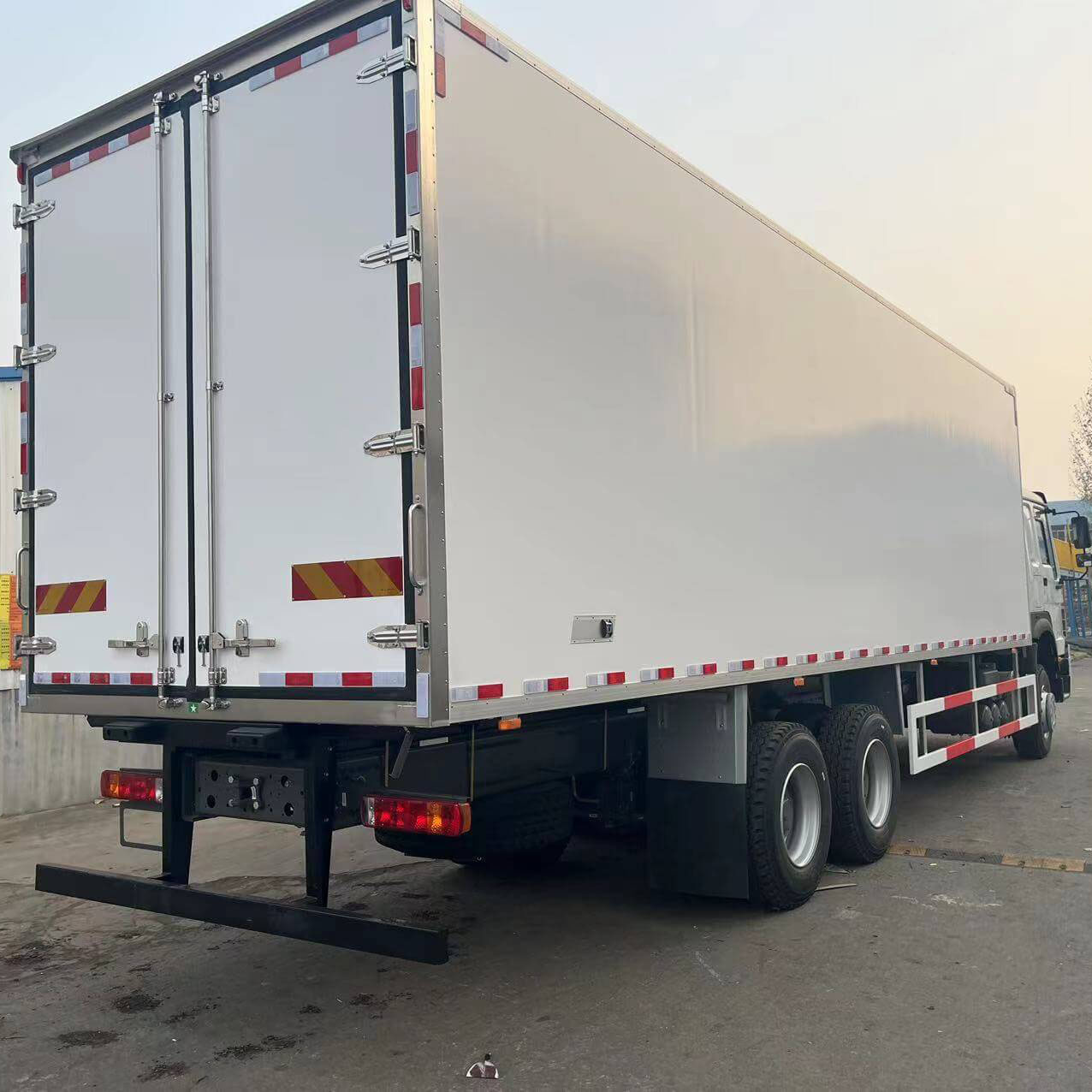 SINOTRUK HOWO 6X4 25T Refrigerator Truck 3