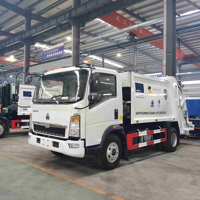 SINOTRUK HOWO 4X2 8CBM Compactor Garbage Truck 3