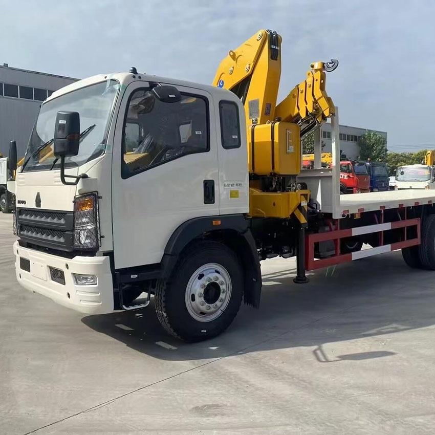 SINOTRUK HOWO 4X2 5T Folded Crane Truck 5